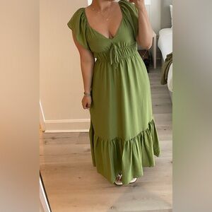Blu pepper dress. Size large. Brand new! Green dress with frills on arms.